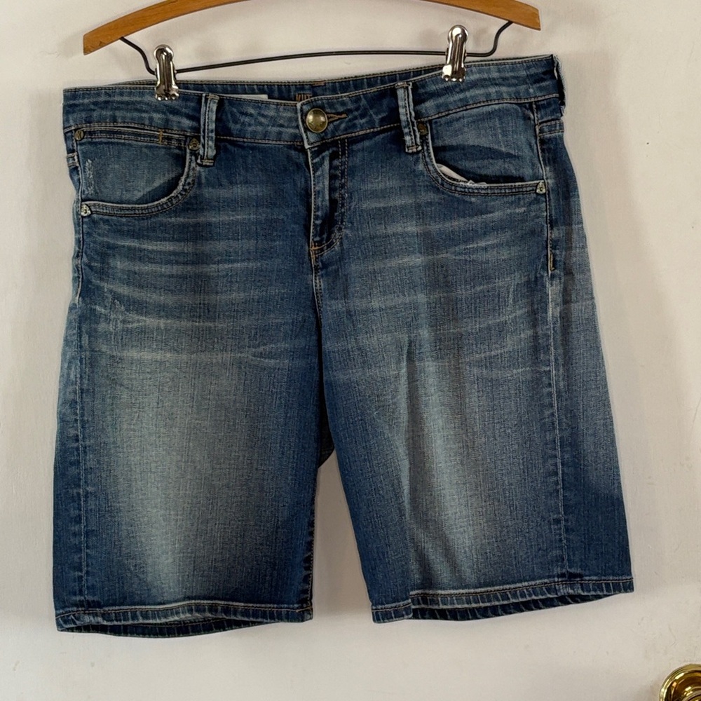 Kut from the Kloth Catherine boyfriend medium wash denim jean shorts Size 8